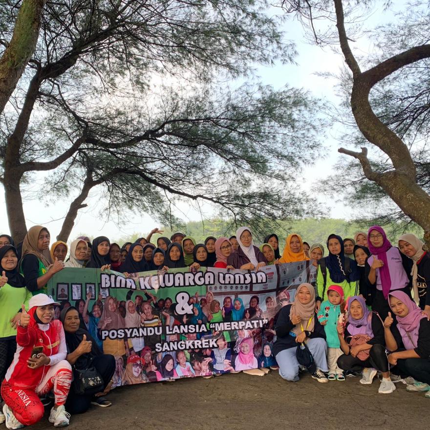 BKL “Merpati” Sangkrek Touring Senam di Pantai Glagah